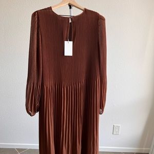 Aritzia Wilfred * Brand New
Daydreamer Midi Dress Cognac L/G
